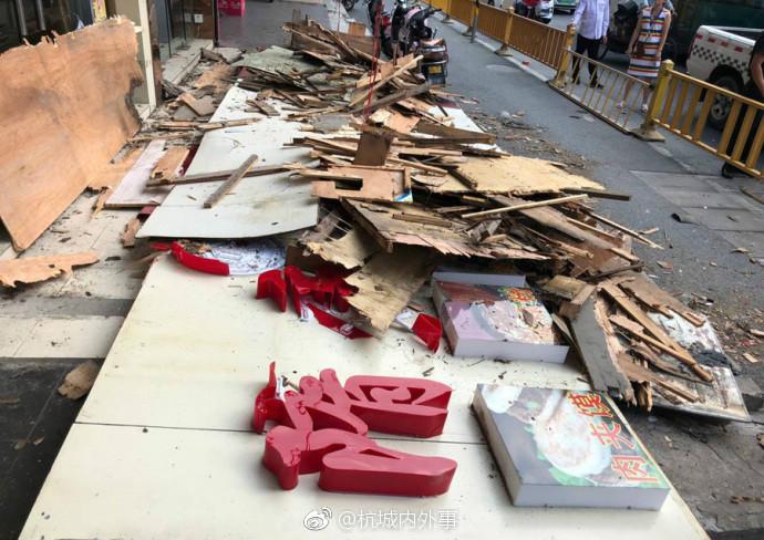 杭州建国路一广告牌突然掉落,砸中了一对过路母女